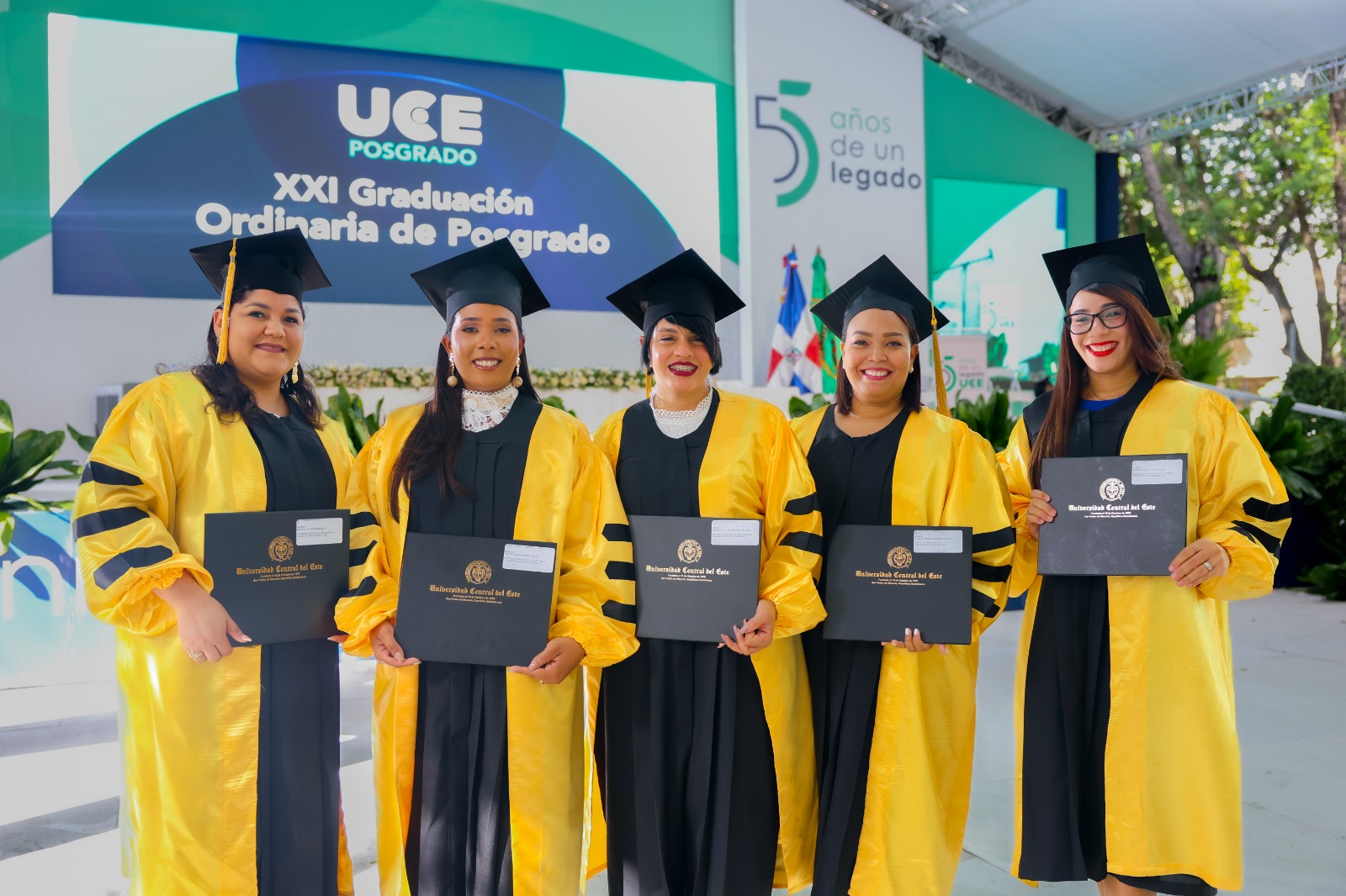 Read more about the article La UCE inviste a 1,459 nuevos profesionales en grado, posgrado y técnico superior