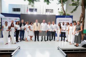 Read more about the article Centro Mipymes y CPTT UCE celebran graduación de sus programas formativos y presentan desfile “Quisqueya Innova”